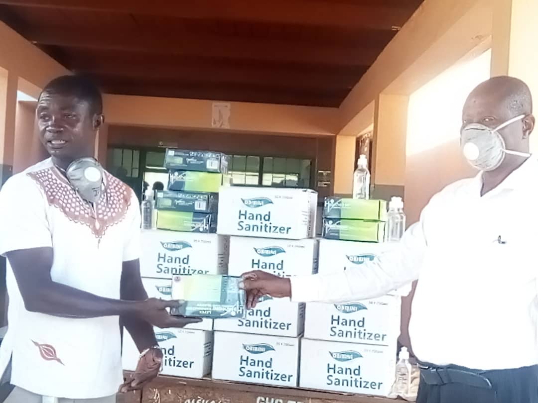 Amid covid-19 Manso Osama Kwaku Abonee donates PPEs to Agroyesum and Manso Adubia Health Centre.