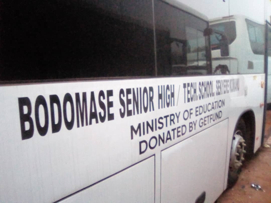 Sekyere Kumawu DCE Commend Vice President, Education Minister For Gifting Bodomase SHTS With School Bus