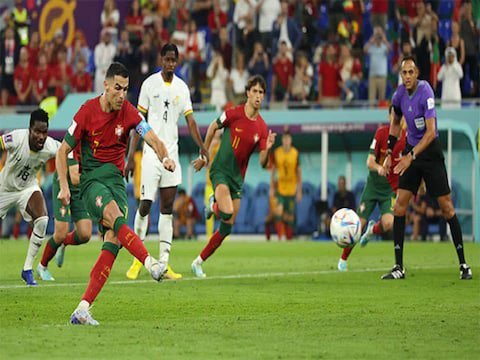 It wasn’t penalty; Ronaldo used all his experience to win it: Wayne Rooney