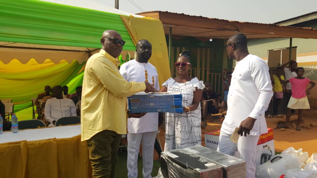 Deduako -Apemso Residents Receive Gift Items From Assembly Member